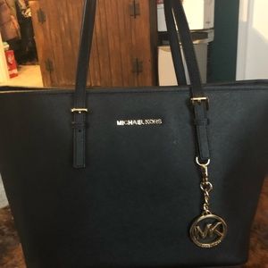 Black Micheal Kors purse like new